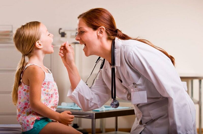 onderzoek van een kind met papilloma in de mond